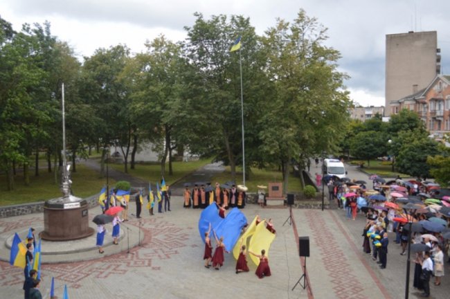 У жовто-блакитному одязі та з парасолями: у Ковелі відзначили День Прапора