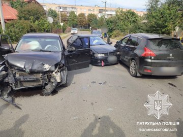У Луцьку – ДТП: зіткнулись три автомобілі
