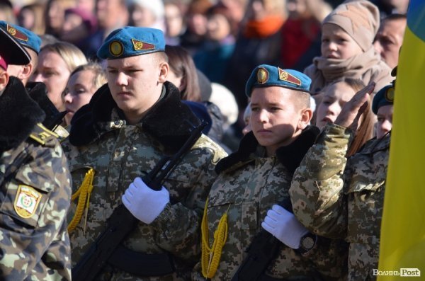 Сотні ліцеїстів склали присягу на головній площі Луцька. ФОТО
