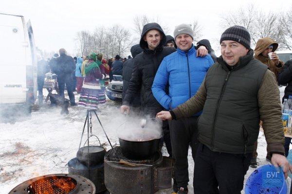 Водохреще в Іваничах: пірнання і колядки