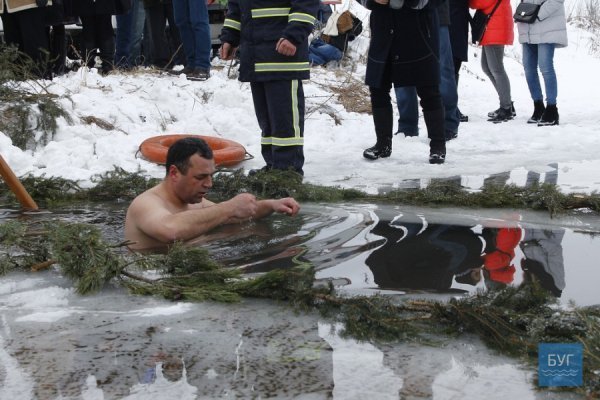 Водохреще в Іваничах: пірнання і колядки