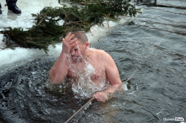 Лід, ополонка та Йорданська вода: Водохреще у Луцьку 