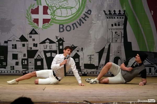 На КВНі в Луцьку перемогла команда, яка роздягалась на сцені і багато кричала. ФОТО
