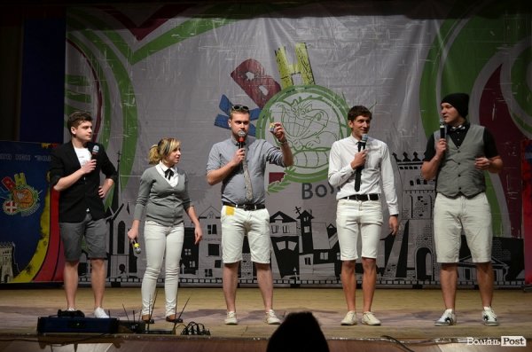 На КВНі в Луцьку перемогла команда, яка роздягалась на сцені і багато кричала. ФОТО