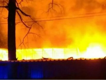 На Київщині горить підприємство з виготовлення армійського обмундирування. ВІДЕО