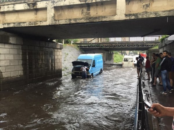 Повінь у Ковелі: автівки попливли. ФОТО