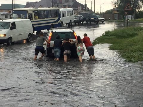 Повінь у Ковелі: автівки попливли. ФОТО