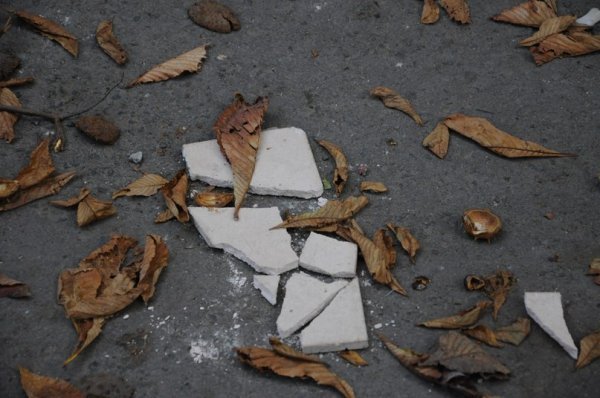 Лучанам на голову летить облицювальна плитка. ФОТО