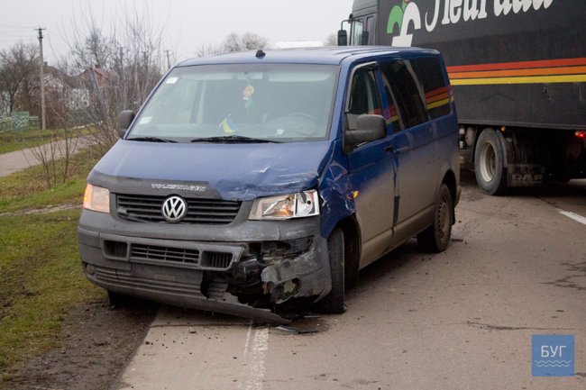 Аварія на Волині: 83-річний водій порушив правила і зіткнувся з бусом