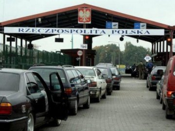 У чергах на «Ягодині» стоїть величезна кількість вантажівок