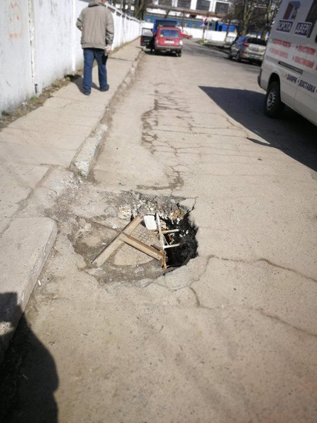 Небезпечна яма: волиняни скаржаться на аварійний люк