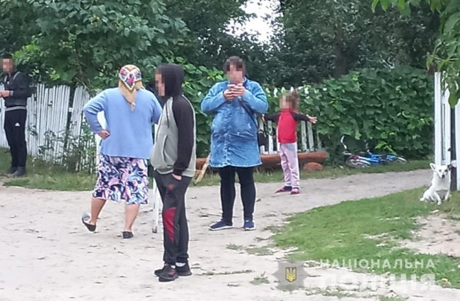 У селі на Волині, де незаконно рубали ліс, люди збунтували проти поліції. ФОТО