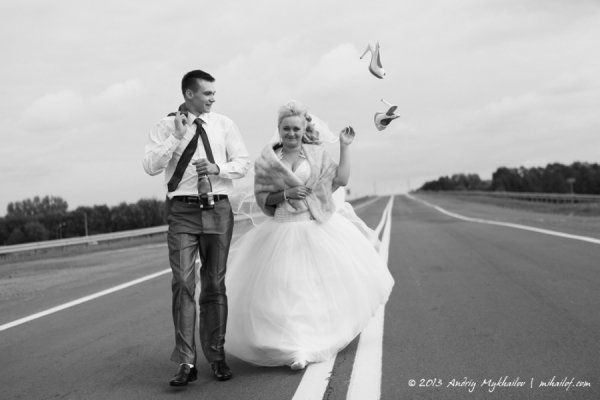 На Волині молодята влаштували фотосесію посеред дороги. ФОТО