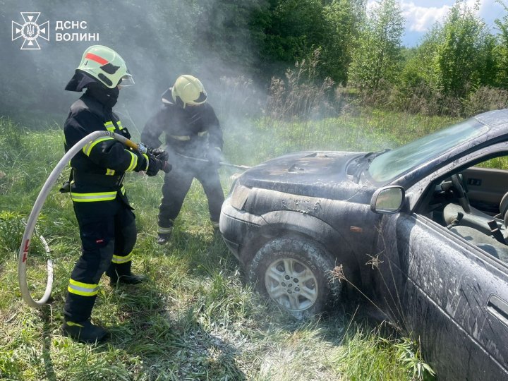 На Волині горіли автомобіль та суха трава