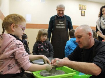 На Волині особливі діти ліпили посуд із глини