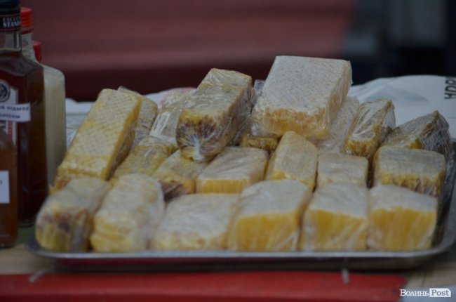 Від і до: що і за скільки пропонують купити на різдвяному ярмарку в центрі Луцька. ФОТО