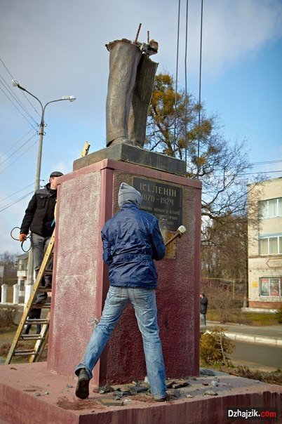 На Хмельниччині Леніна зносили екскаватором і краном. ФОТО