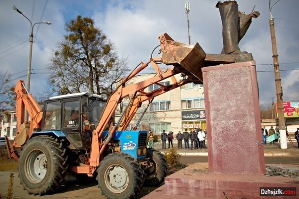 На Хмельниччині Леніна зносили екскаватором і краном. ФОТО