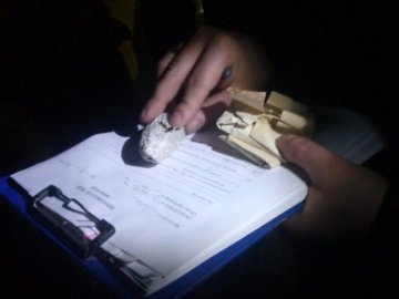 У Луцьку серед вулиці продовжують затримувати людей з наркотиками