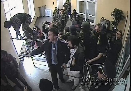 У міліції кажуть, що активісти погрожували спалити обласне управління. ФОТО. ВІДЕО