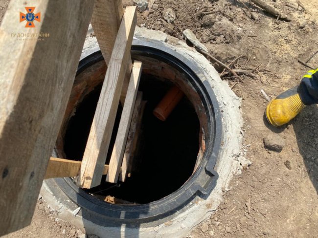 У селі під Луцьком троє чоловіків впали в септик, один з них загинув. ФОТО