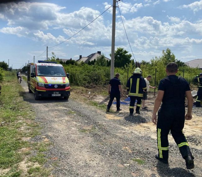 У селі під Луцьком троє чоловіків впали в септик, один з них загинув. ФОТО
