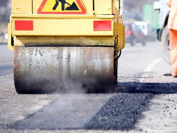 Дорожники ремонтують трасу, що з'єднує Луцьк з Рівненщиною. ВІДЕО