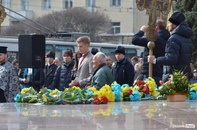 У Луцьку поклали квіти до пам’ятника Шевченку. ФОТО