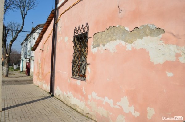 Відремонтована два-три роки тому стіна