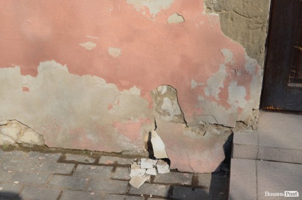 Історія без терміну давності: за мешканців аварійного будинку «взялися» у Луцькраді. ФОТО