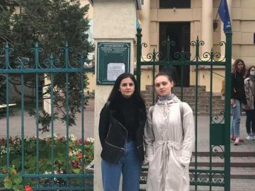 Серце зупинилось двічі за 10 хвилин: львівські студентки врятували життя пасажиру трамвая