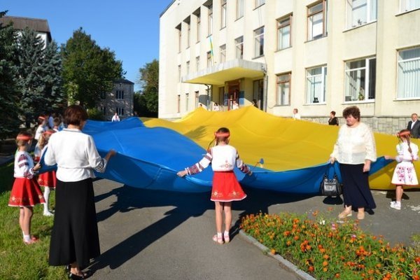 У райцентрі на Волині розгорнули величезний прапор України. ФОТО