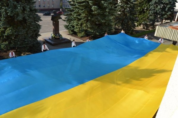 У райцентрі на Волині розгорнули величезний прапор України. ФОТО