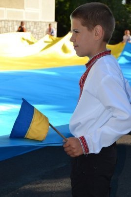 У райцентрі на Волині розгорнули величезний прапор України. ФОТО