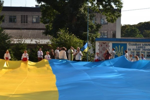 У райцентрі на Волині розгорнули величезний прапор України. ФОТО