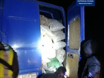 На автодорозі Київ-Ковель-Ягодин зупинили несправний бус, набитий контрабандними цигарками. ФОТО