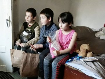 Волинянка роздала подарунки дітям та пенсіонерам