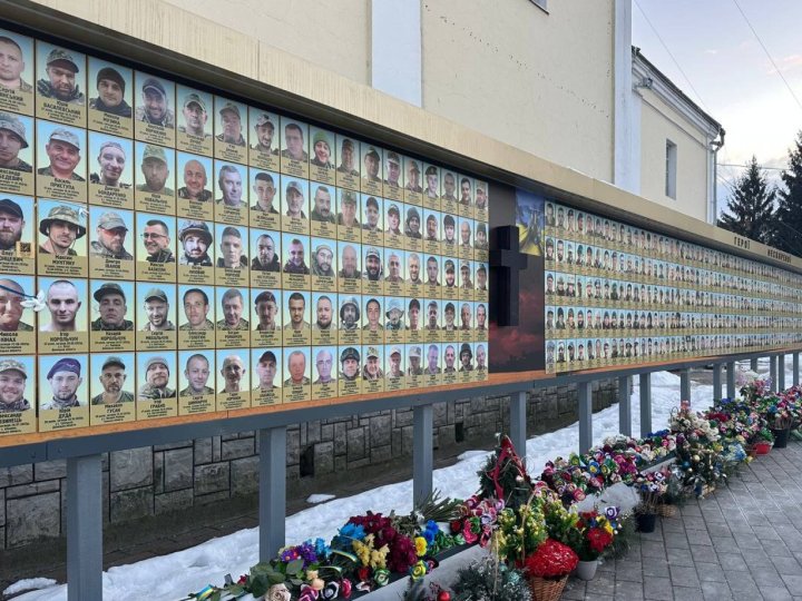 У центрі Луцька нові фото загиблих військових розмістять після розширення дошки