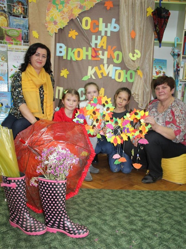 У бібліотеці луцькі дітлахи майстрували оригінальні букети