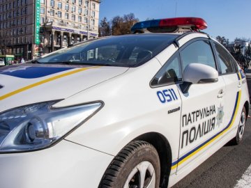 П’яна водійка Tesla у Луцьку «спалилася» через дивні рухи авто