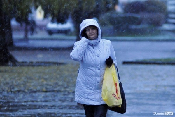 Перший сніг у Луцьку: холодно, вітряно, мокро. ФОТО. ВІДЕО