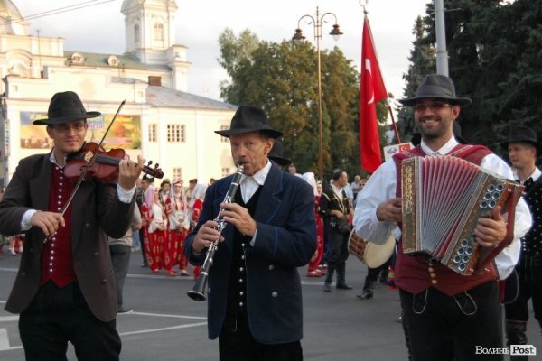 «Поліське літо з фольклором» завершили парадом, концертом і феєрверком. ФОТО