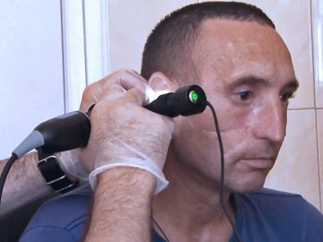 На Волині військовому, в якого лопнули барабанні перетинки, врятували слух. ВІДЕО