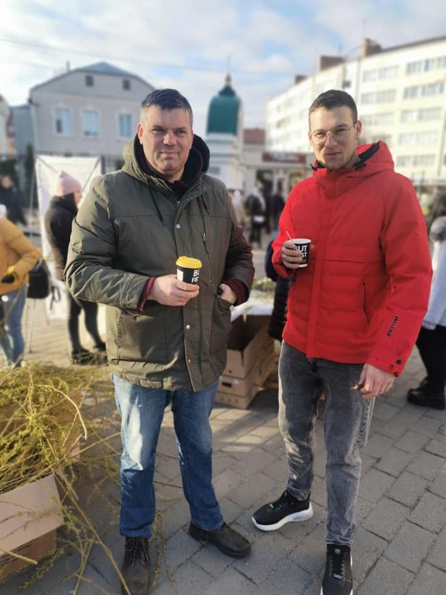 Продавали вербу: у Луцьку волонтери зібрали понад 55 тисяч на потреби ЗСУ 