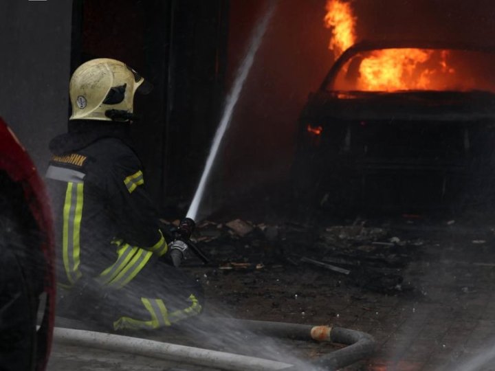 Розбирають завали зараз: рятувальники розповіли про гасіння пожеж після атаки росії у Луцьку
