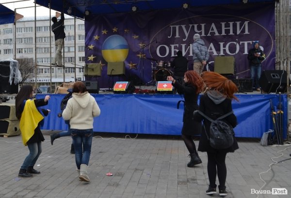 На луцькому Євромайдані гріють і годують. ФОТО