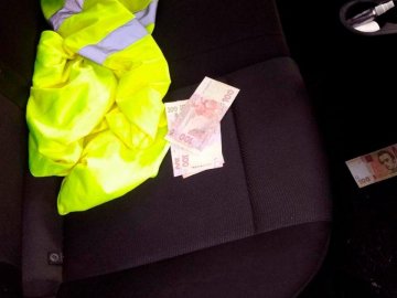 Лишив у службовому авто патрульних 500 гривень: на Волині чоловік намагався відкупитися за порушення ПДР 