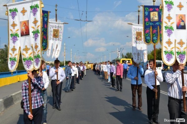 У Луцьку антивоєнну ходу УПЦ МП зустріли антипутінськими гаслами.ФОТО.ВІДЕО