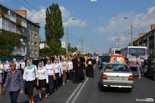 У Луцьку антивоєнну ходу УПЦ МП зустріли антипутінськими гаслами.ФОТО.ВІДЕО