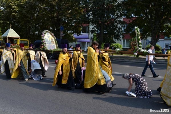 У Луцьку антивоєнну ходу УПЦ МП зустріли антипутінськими гаслами.ФОТО.ВІДЕО